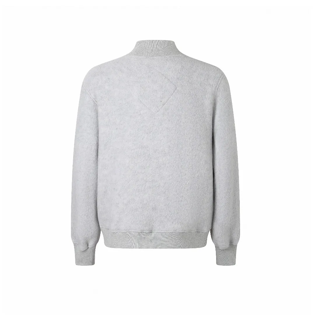 P760 Canada Goose Fleece Badge Button Jacket Fabric selection: Wool blend fabric: The main fabric of this jacket is light gray wool blend fabric to improve the fabric's wear resistance, wrinkle resistance and warmth. Wool provides good warmth and a natural feel, while blended fibers enhance the fabric's practicality and durability.  RIBBED KNIT: The collar, cuffs and hem are ribbed knitted for added stretch and fit.  Production process: The cutting process needs to ensure that the texture and color of the fabric are evenly distributed, especially for this light gray tone, to avoid color differences. The stretchability of wool-blend fabrics needs to be taken into consideration when cutting pieces to ensure dimensional stability of the finished garment.      • Use a sewing needle and thread suitable for wool-blend fabrics to avoid damage to the fabric during sewing. The sewing stitches are even and firm to prevent thread stripping.      • The temperature needs to be controlled during ironing to avoid high temperature damage to the fabric while keeping the fabric smooth and crisp.  Main body splicing: • The front and back body parts, sleeves and other main parts are spliced ​​with flat seams to ensure a smooth silhouette. •Align the fabric texture at the splicing points to keep the appearance neat.     Details such as pockets and cuffs are designed with inset pockets to increase practicality and aesthetics.     The splicing areas are reinforced to improve durability.  Armband: The white round armband on the left arm is an important part of the brand identity and is finely sewn to ensure it is strong and flat.  Dark gray and light gray Size: S M L XL